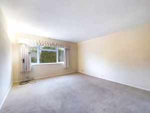 LIVING ROOM- click for photo gallery